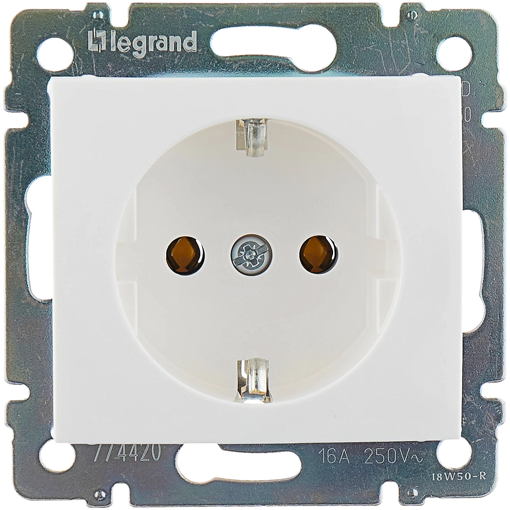 картинка Розетка с заземлением белая 774420 
