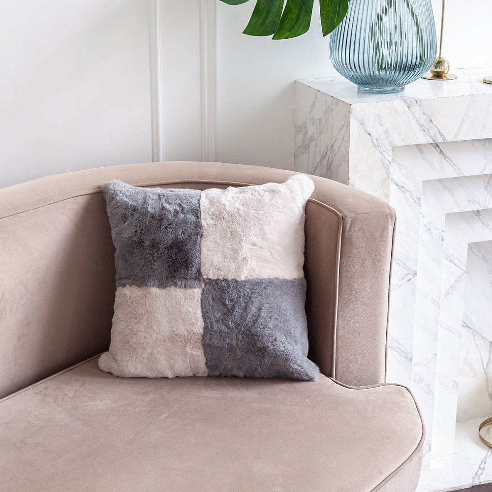 картинка Чехол для подушки Arya из искусственного меха 45*45 Joyable серый/кремовый 